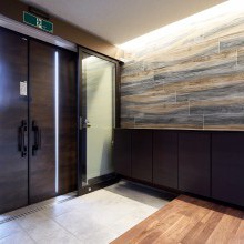 広い玄関　玄関収納　建築家照明　アクセントタイル　