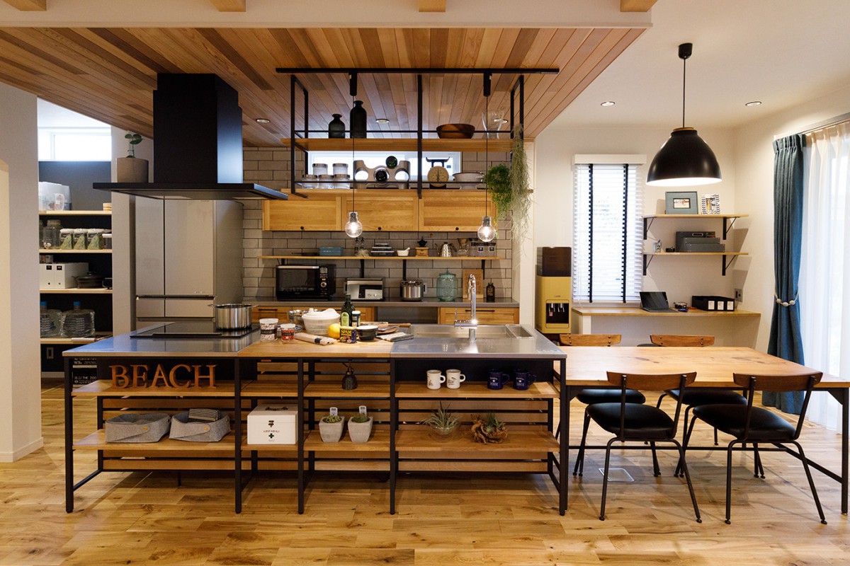 オイル塗装フローリング　ウエスタンレッドシダー　フレームキッチン　おしゃれなキッチン　カスタマイズキッチン　ビンテージモダン　アイランドキッチン　魅せるキッチン収納　