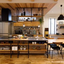 オイル塗装フローリング　ウエスタンレッドシダー　フレームキッチン　おしゃれなキッチン　カスタマイズキッチン　ビンテージモダン　アイランドキッチン　魅せるキッチン収納　