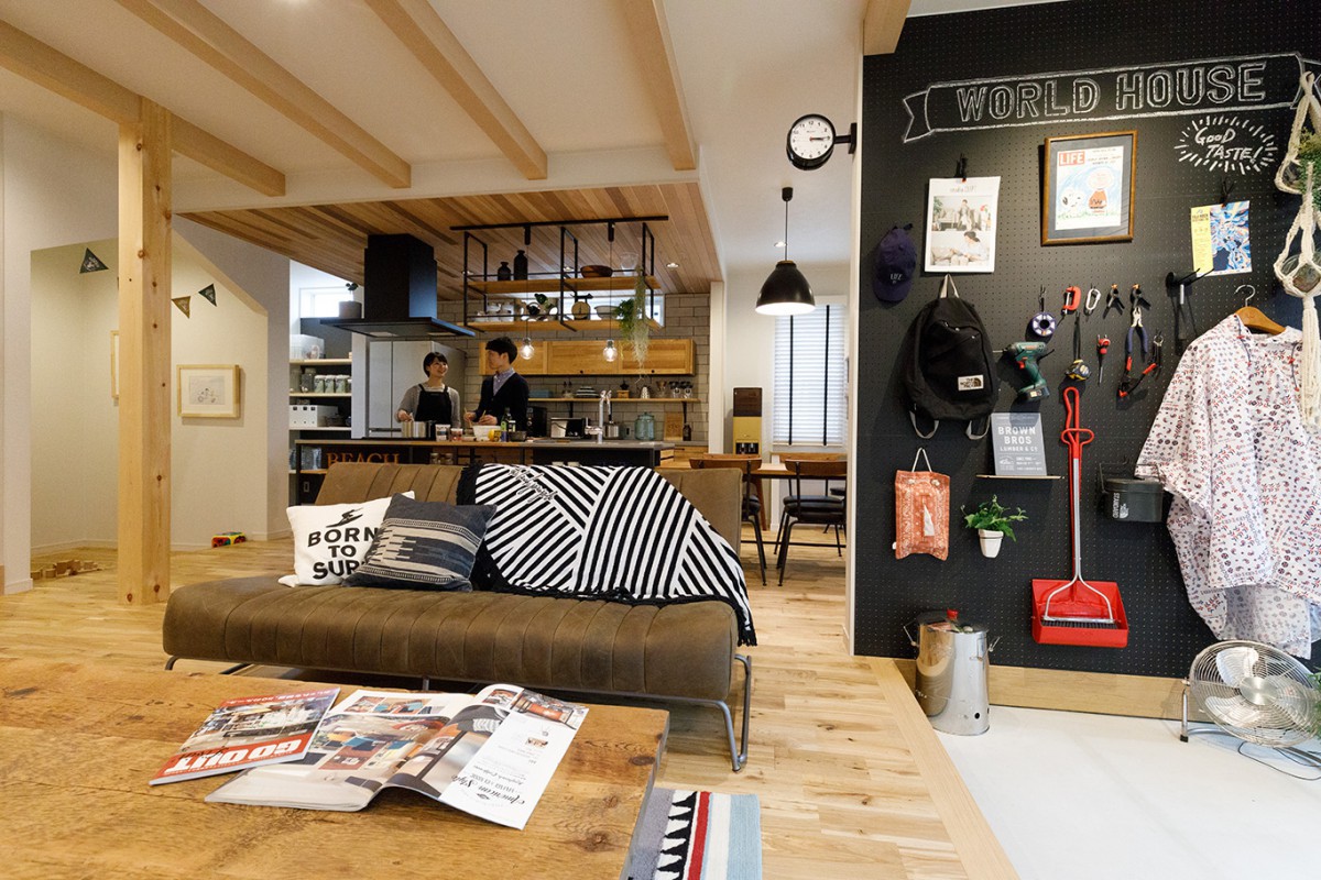 カリフォルニアスタイル　ダブルフェイスクロック　黒い有孔ボード　ディスプレイ　梁の見えるLDK　柱のある家　オイルレザーソファ　ユーズドレザーソファ　クッション　ペンダントライト　黒いフレームキッチン