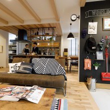 カリフォルニアスタイル　ダブルフェイスクロック　黒い有孔ボード　ディスプレイ　梁の見えるLDK　柱のある家　オイルレザーソファ　ユーズドレザーソファ　クッション　ペンダントライト　黒いフレームキッチン