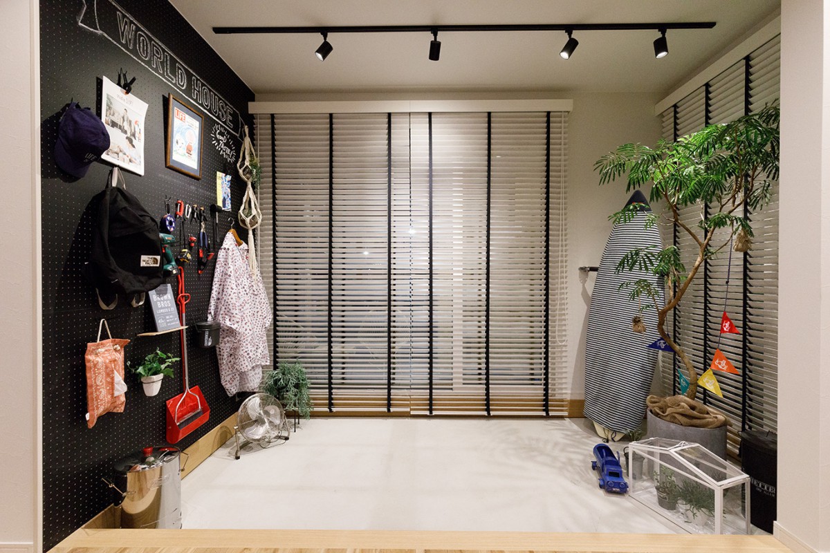 土間スペース　ブラインド　有孔ボード　サーフボード　植栽　ライティングレール　スポット照明　