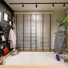 土間スペース　ブラインド　有孔ボード　サーフボード　植栽　ライティングレール　スポット照明　