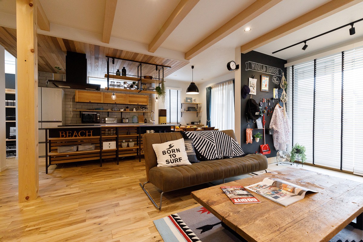 梁が見える天井　カリフォルニアスタイル　有孔ボード　デザインタイル　ユーズドレザーソファ　アーリーアメリカン　