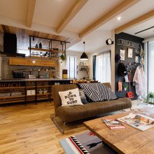 梁が見える天井　カリフォルニアスタイル　有孔ボード　デザインタイル　ユーズドレザーソファ　アーリーアメリカン　