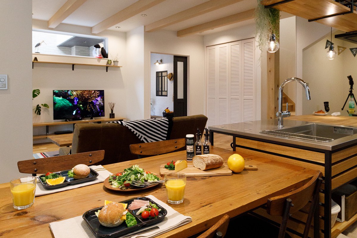 カリフォルニアスタイル　フレームキッチン　ダイニングテーブル　