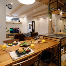 カリフォルニアスタイル　フレームキッチン　ダイニングテーブル　