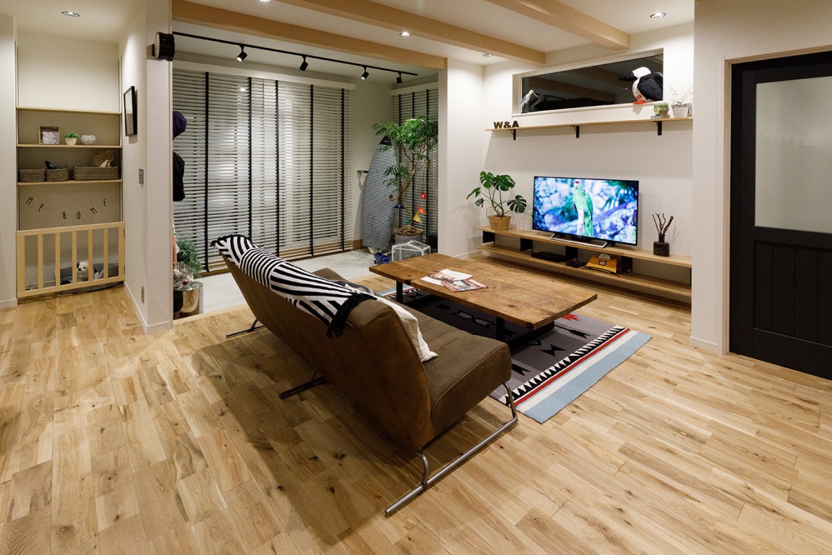 カリフォルニアスタイル　植栽　土間　ペットスペース　オイル塗装フローリング　オーダーペイントドア　オイルレザーソファ　