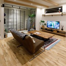 カリフォルニアスタイル　植栽　土間　ペットスペース　オイル塗装フローリング　オーダーペイントドア　オイルレザーソファ　