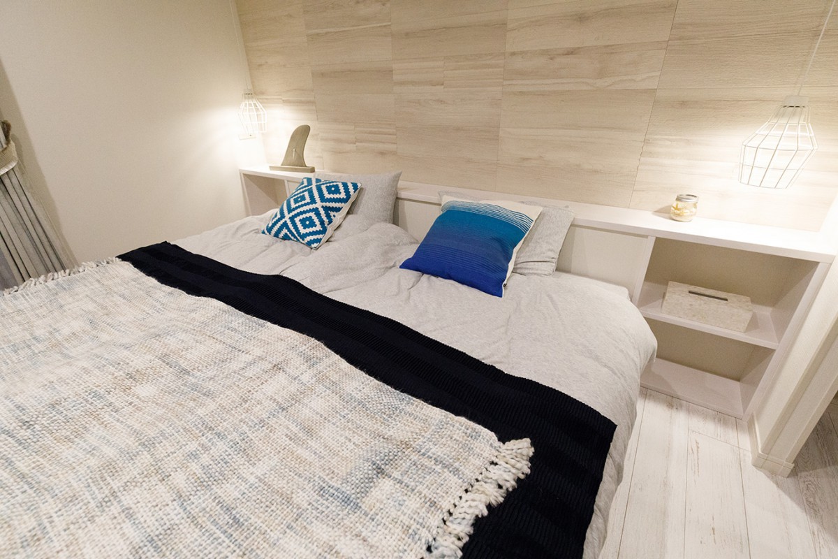 白いお部屋　ナチュラルテイスト　明るい寝室　ベッドライト　ダブルベッド　リゾートチック　ホワイトペイントフローリング　木目パネル　