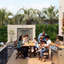 お庭BBQ　家族団らん　庭の水景　中庭　Patio　ウッドデッキ　６人家族　二世帯　ウォールグリーン　水景　