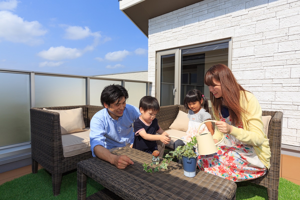 ベランダ　屋上　屋上庭園　家族団らん　屋外ソファ　屋外テーブル　ガーデンファニチャー　ラタン調　　