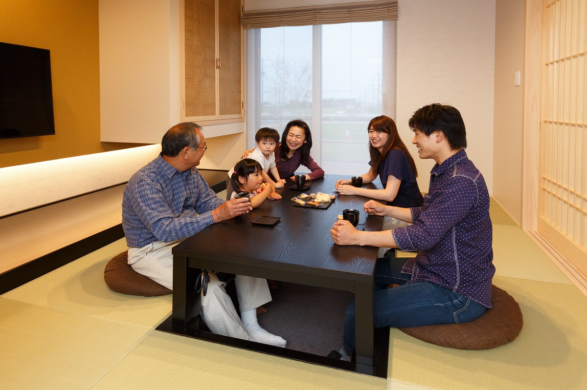 円形座布団　和室　堀座卓　堀ごたつ　和紙畳　吊押入れ　和風　床の間　間接照明　和室カーテン　家族団らん　落ち着く部屋　壁付けテレビ　和風建具　畳コーナー　障子　襖　杉柱　