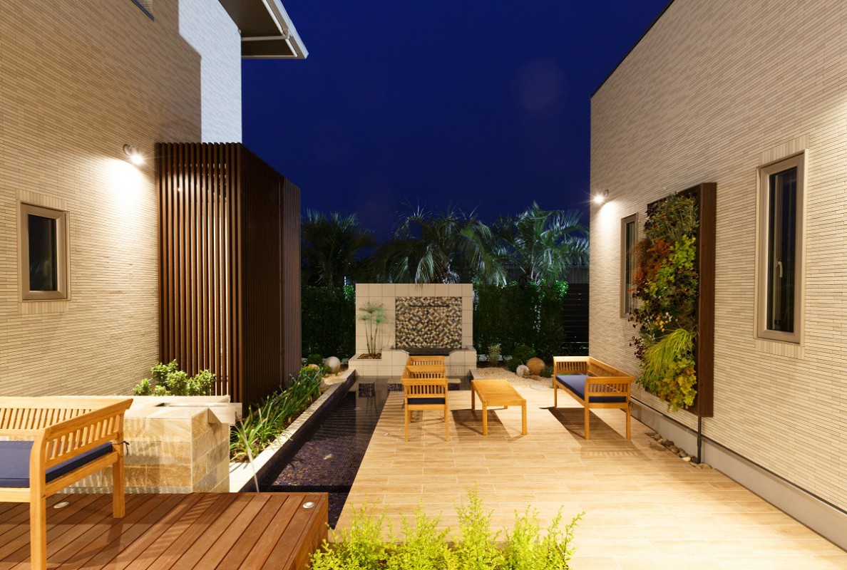 中庭　パティオ　Patio　BBQ　家族団らん　眺めのいい庭　ウッドデッキ　タイルデッキ　屋外空間　植栽　植込み　オープンスペース　水景　ウォールグリーン　中庭水路　ガーデンファニチャ
