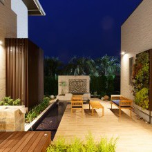 中庭　パティオ　Patio　BBQ　家族団らん　眺めのいい庭　ウッドデッキ　タイルデッキ　屋外空間　植栽　植込み　オープンスペース　水景　ウォールグリーン　中庭水路　ガーデンファニチャ