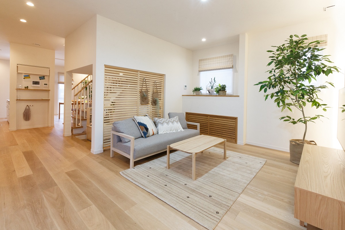 情報ステーション　観葉植物　２人掛けソファー　ヌック　心地よい空間　こじんまり　明るい空間　ナチュラルテイスト　ミルフィウッドオーク　窓際カウンター　間仕切りパーテーション　リネントラスト