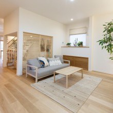 情報ステーション　観葉植物　２人掛けソファー　ヌック　心地よい空間　こじんまり　明るい空間　ナチュラルテイスト　ミルフィウッドオーク　窓際カウンター　間仕切りパーテーション　リネントラスト