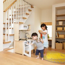 キッズルーム　階段下　オシャレ階段　パーテーション　おままごと　収納　棚　おもちゃ収納　安心見守り　知育　秘密基地　仲良し姉弟　階段手すり　スケルトン階段　ストリップ階段　柱　ヌックスペース