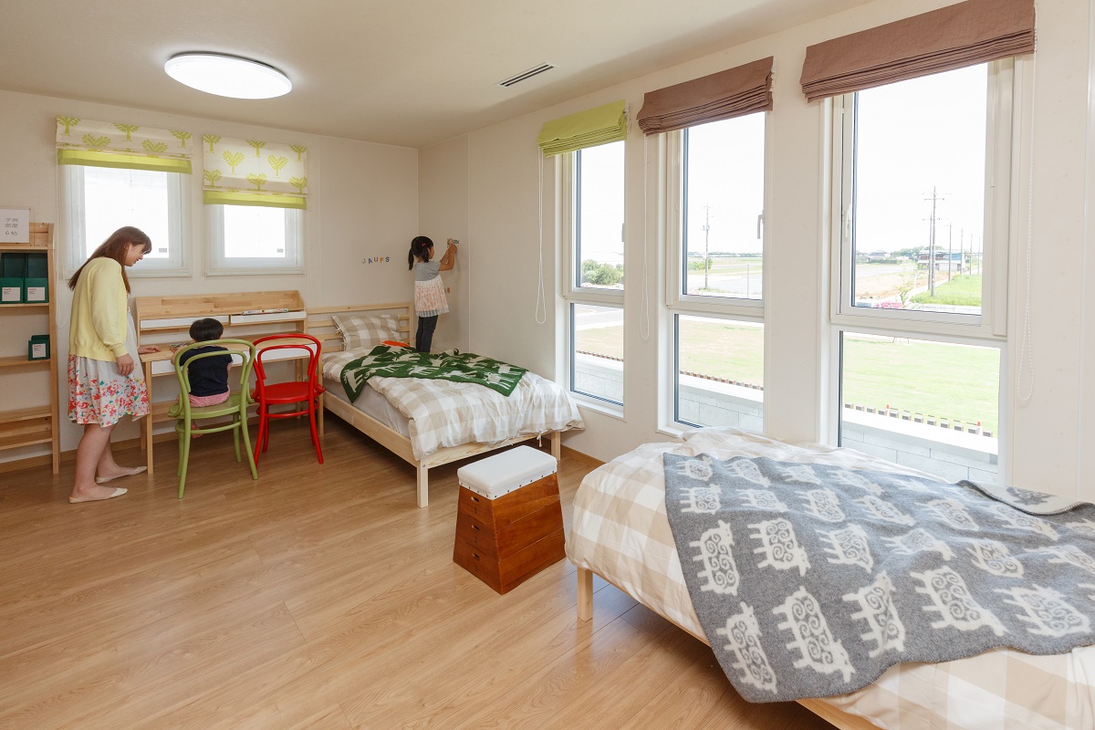 子供部屋　明るいお部屋　壁に落書きOK　家具配置例　大きい窓　宿題はかどる　ミルフィウッドオーク　6帖＋6帖　お勉強スペース　生活スタイル　ローマンシェード　カラーチェア　ワークステーション　　
