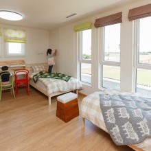 子供部屋　明るいお部屋　壁に落書きOK　家具配置例　大きい窓　宿題はかどる　ミルフィウッドオーク　6帖＋6帖　お勉強スペース　生活スタイル　ローマンシェード　カラーチェア　ワークステーション　　