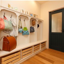 壁付け収納　自立スペース　オシャレドア　木のぬくもり　お片付け　親子ドア　ガラス入りドア　見せる収納　DIY　かわいいお家　無垢フローリング　引っ掛け収納　スペースの有効活用　子供部屋収納　　