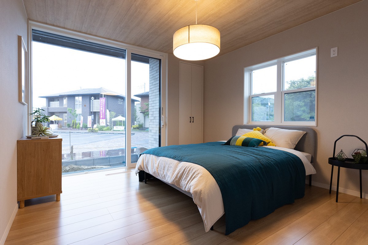 木目の天井　オーク　洋室８帖　寝室の照明　ベッドサイドテーブル　開放的な窓　チェスト　上げ下げ窓　