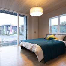 木目の天井　オーク　洋室８帖　寝室の照明　ベッドサイドテーブル　開放的な窓　チェスト　上げ下げ窓　