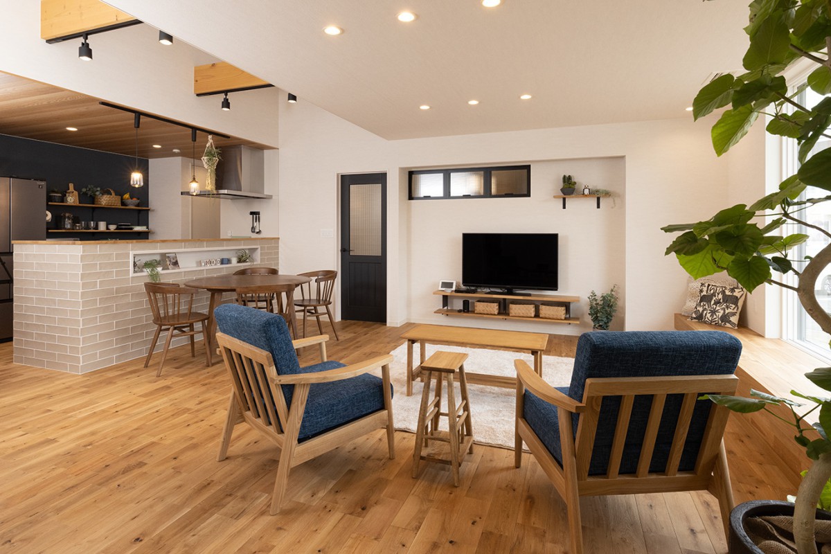 梁の見えるリビング　ダウンライト　テレビボード　リビングベンチ　おしゃれドア　明かり取り窓　ホームシアター　タイル張り　ライティングレール　梁に照明　ニッチ　床色と家具色　天井フローリング張り　