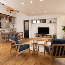 梁の見えるリビング　ダウンライト　テレビボード　リビングベンチ　おしゃれドア　明かり取り窓　ホームシアター　タイル張り　ライティングレール　梁に照明　ニッチ　床色と家具色　天井フローリング張り　