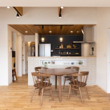 ニッチ　アクセントタイル　アクセントクロス　ライティングレール　オークユニラスティック　オイル塗装フローリング　カラーペイントドア　吹き抜け　ナチュラルテイスト　家事ラク動線　手元が隠せるキッチン