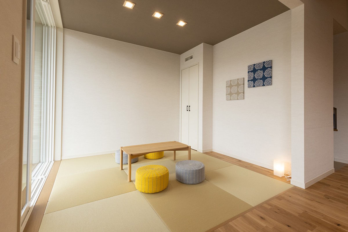畳コーナー　和紙畳　畳のお部屋　フロアクッション　和室の照明　ファブリックパネル　スタンド照明　床の間　若草色　