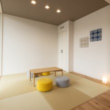 畳コーナー　和紙畳　畳のお部屋　フロアクッション　和室の照明　ファブリックパネル　スタンド照明　床の間　若草色　
