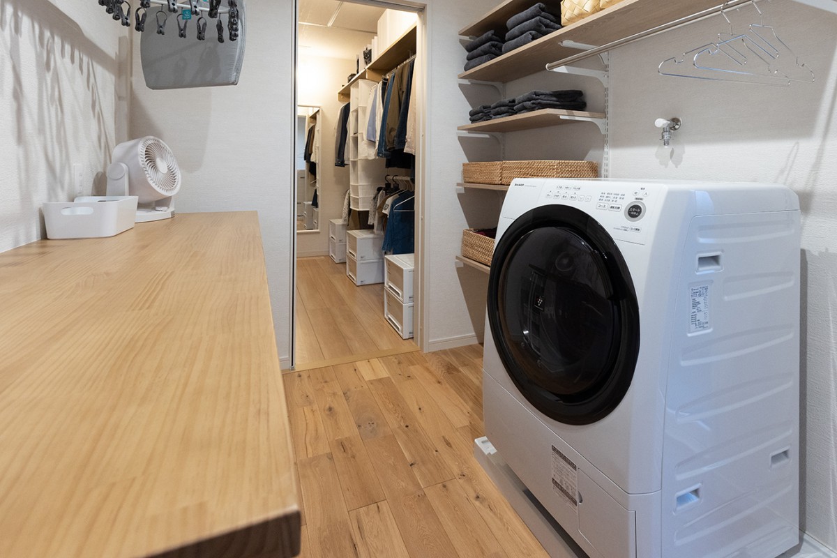 ランドリールーム　家事スペース　アームハング　オークユニラスティック　家事ラク動線　全自動洗濯機　カウンター　ライトクリア　室内物干し　天井付け物干し　