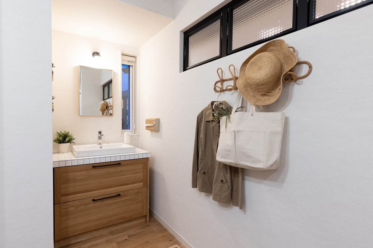 おかえり手洗い　無垢の木の洗面台　壁付けペーパーホルダー　玄関横に手洗い　室内窓　採光　明かり取り　洗面台タイル張り　手作り感のある洗面台　チェッカーガラス　