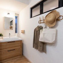 おかえり手洗い　無垢の木の洗面台　壁付けペーパーホルダー　玄関横に手洗い　室内窓　採光　明かり取り　洗面台タイル張り　手作り感のある洗面台　チェッカーガラス　