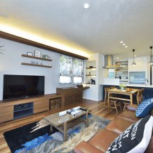 建築家照明　TVボード　皮張りソファ　LDK　