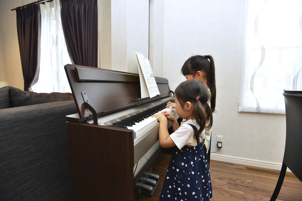 姉妹で連弾　アップライトピアノ　リビングにピアノ　仲良し姉妹　　