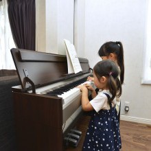 姉妹で連弾　アップライトピアノ　リビングにピアノ　仲良し姉妹　　
