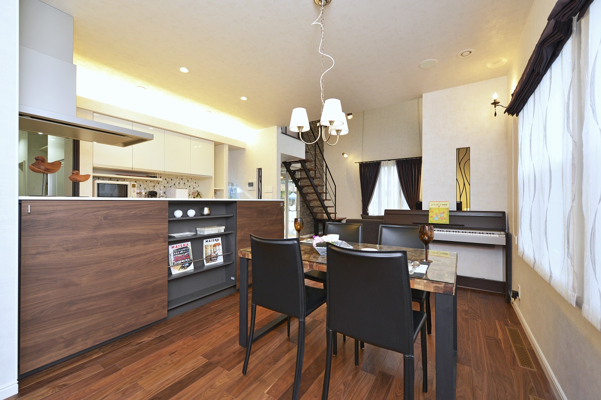 ブラックウォールナット　ダイニングキッチン　お洒落階段　オーダーダイニングテーブル　鉄骨階段　