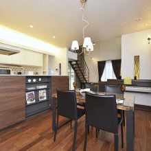 ブラックウォールナット　ダイニングキッチン　お洒落階段　オーダーダイニングテーブル　鉄骨階段　