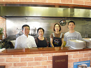 明るい店内にお客様の評判も上々です