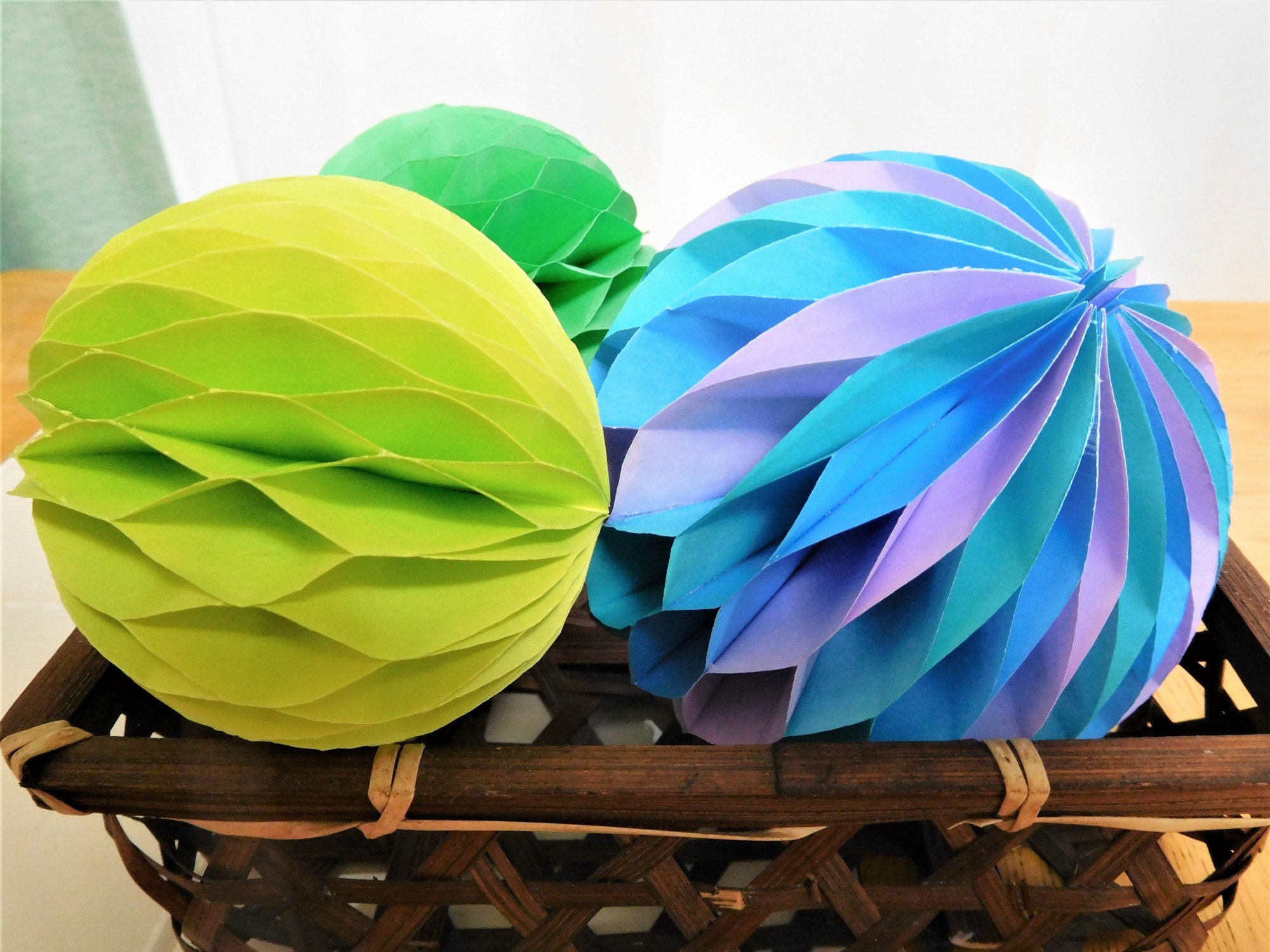 ハニカムボールでイベントを華やかに子どもも簡単！折り紙を使う作り方