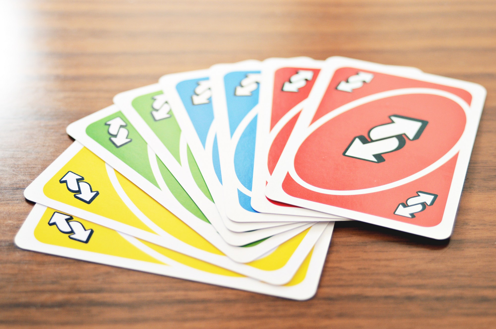 7歳から遊べるカードゲーム「UNO」で家族団らんを楽しもう