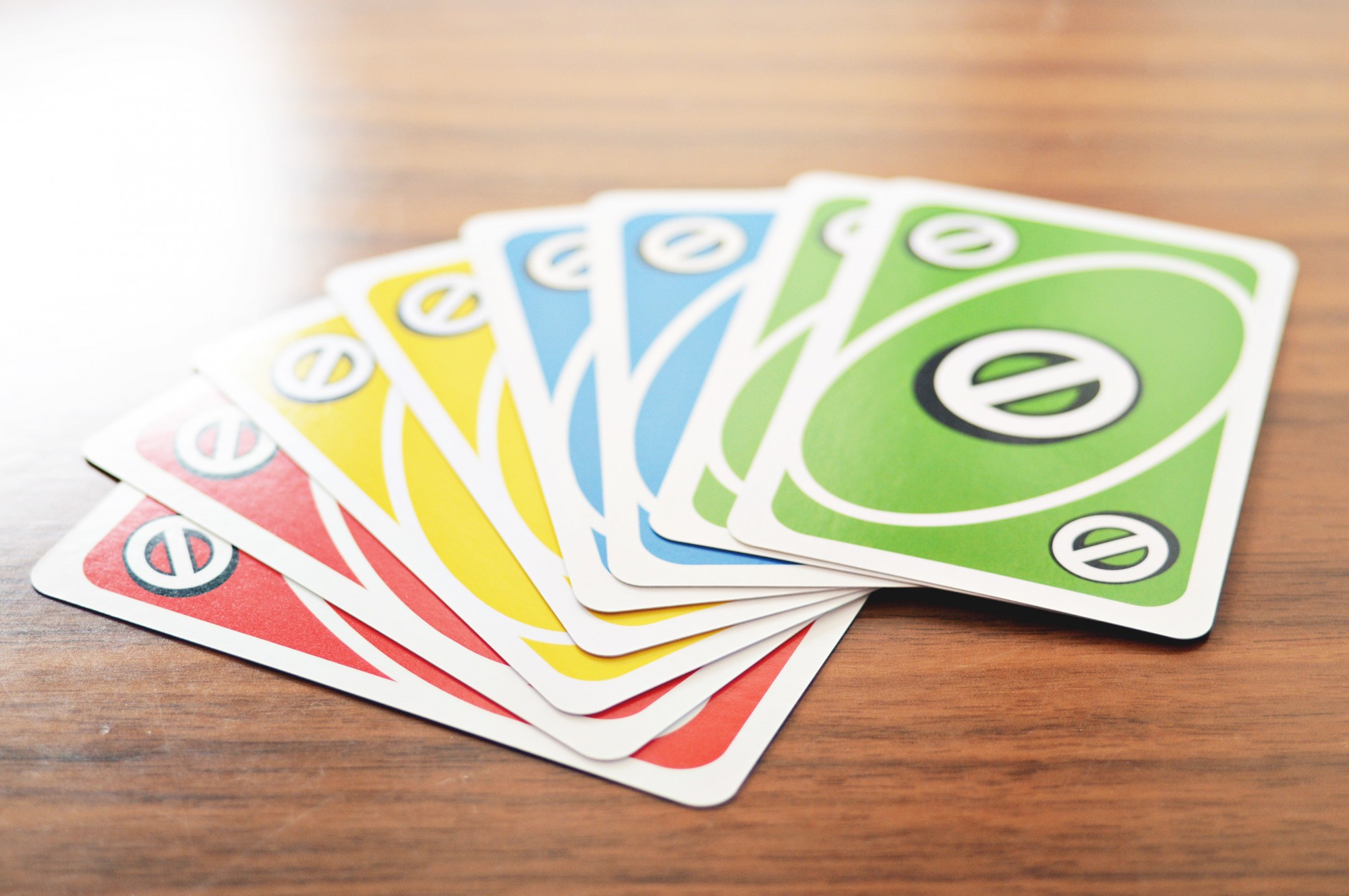 7歳から遊べるカードゲーム「UNO」で家族団らんを楽しもう | UNAU