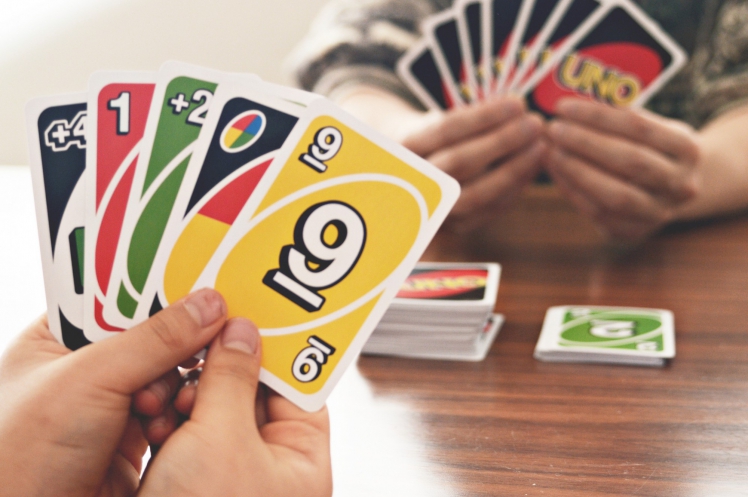 7歳から遊べるカードゲーム「UNO」で家族団らんを楽しもう | UNAU ...